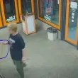 Нови подробности за агресивната жена, която държи блок във Варна в страх