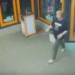 Задържаха жената, всявала страх в блок във Варна