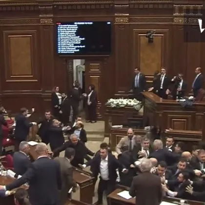 Бутилка и стол полетяха в парламента на Армения, депутати се сбиха ВИДЕО