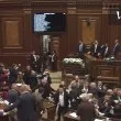 Бутилка и стол полетяха в парламента на Армения, депутати се сбиха ВИДЕО