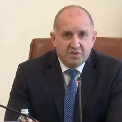 Обрат след решението на ЦИК: Кабинетът сваля публикациите на Радев за Йотова