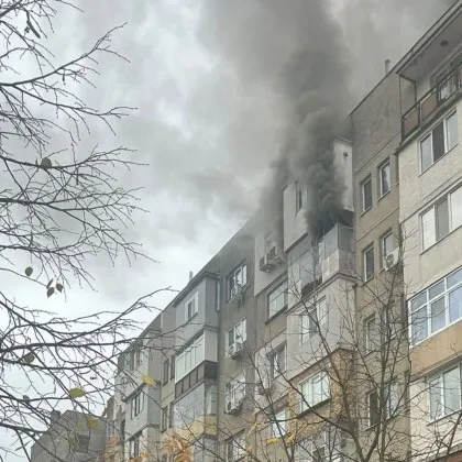 Пожар пламна в блок в Казанлък! Мъж е пострадал СНИМКА