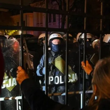 Преврат в Полша? Полиция край Конституционния съд, президентът обърна самолета си ВИДЕО