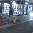 На таран! Спипаха банда, разбивала бутици с крадени автомобили ВИДЕО