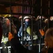 Преврат в Полша? Полиция край Конституционния съд, президентът обърна самолета си