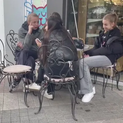 Има и такива деца! Момичета огласиха центъра на Пловдив ВИДЕО