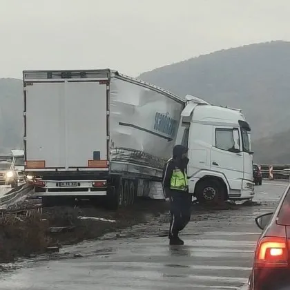 Катастрофа на &bdquo;Хемус": ТИР се озова напречно на пътя след Витиня СНИМКИ