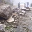 Огромни скални късове се срутиха на прохода Троян - Кърнаре СНИМКИ
