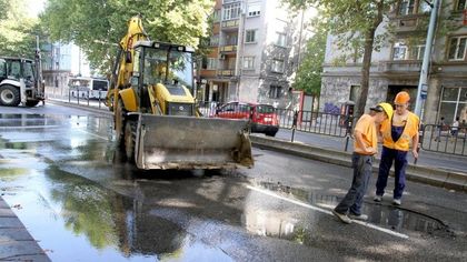 Спукана тръба остави без вода десетки семейства по бул.