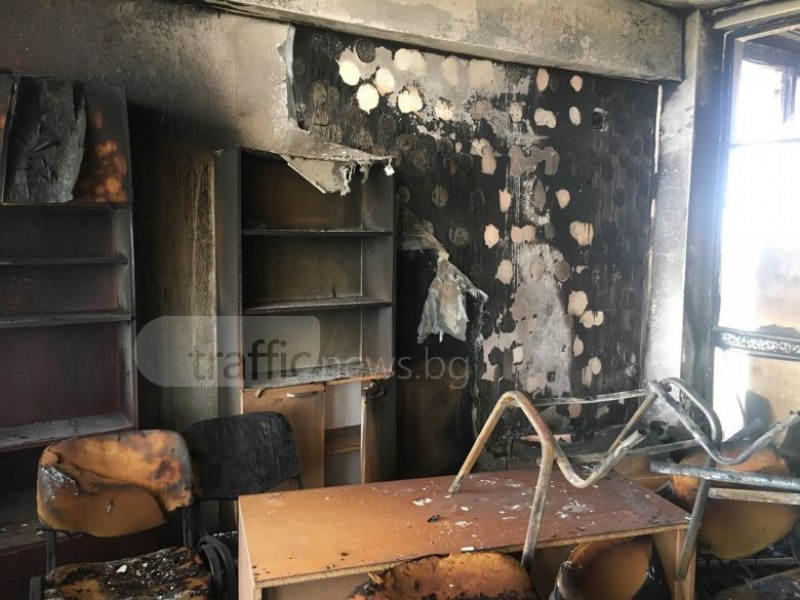 Сажди, пепел и стъкла след пожара в болницата в Пловдив! Но хората са невредими! СНИМКИ