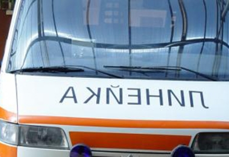 Кошмарен инцидент край Градешница! Автобус помете мъж