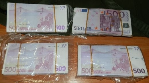 Гъркиня уви 200 000 евро около тялото си и пробва да се промъкне през 