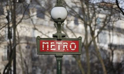 Част от метрото на Париж спря поради авария