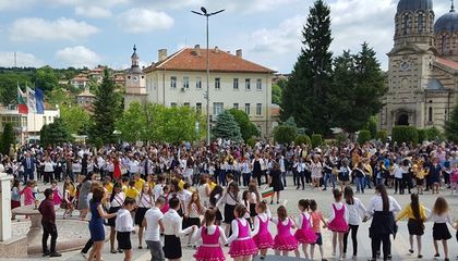 Камбанен звън постави началото на празненствата в Бяла