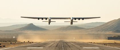 Гигантският самолет Stratolaunch се издигна във въздуха