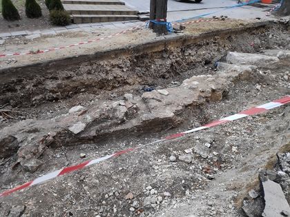 Варна: Структури от четири епохи са открити от работници при ремонт на водопроводната мрежа под градинката на улица „Цар Симеон I“ в центъра на града