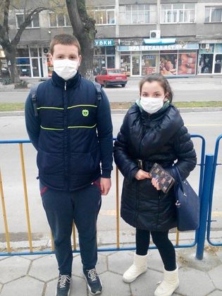 Гимназисти влизат с маски в час заради грипа