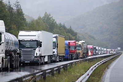 Камионите спират за 6 часа днес, две ленти за прибиращите се през Владая