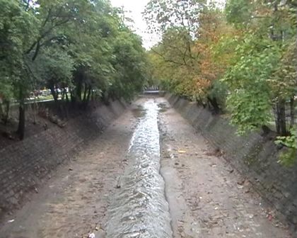 Лудо: Младеж падна с главата надолу в Перловска река