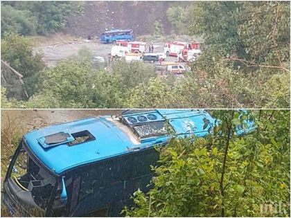 ЧЕРНА СЪБОТА! Най-малко 13 са жертвите след зверското меле с автобус на входа на Своге (СНИМКИ 18+)