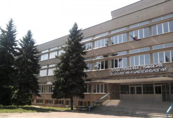 Смразяваща кръвта гледка в училищен двор в София
