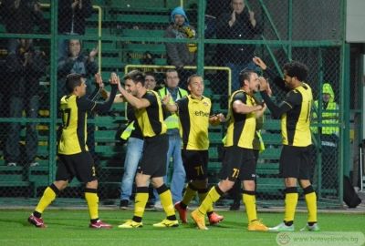 Белия остава Стенио в центъра на защитата, праща Терзиев пак на бека!