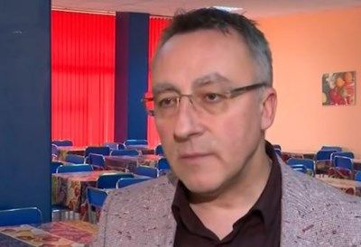 Деца си купуват закуска с електронни карти в столично училище