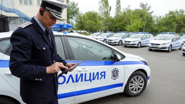 Нарязаха гумите на нова патрулка във Враца под носа на ченгетата