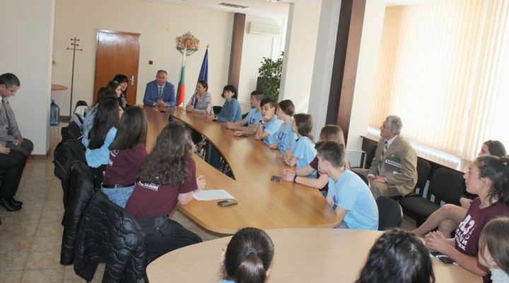Гюнай Хюсмен се срещна с гимназисти посланици на Европейския парламент в Кубрат