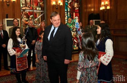 Ромски деца сурвакаха Каракачанов за Василица