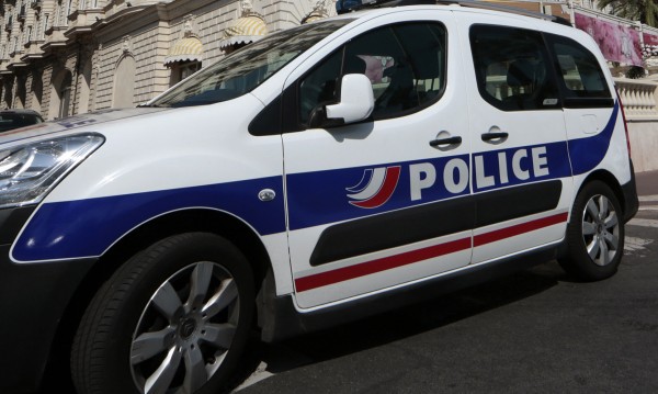 Въоръжени държат заложници в магазин във Франция