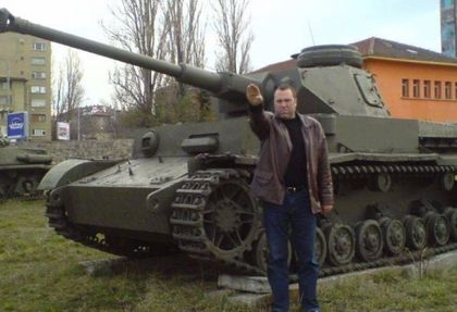 Мрежата прегря! Шеф в МО, нашумял с нацистки поздрави, от години е във властта!