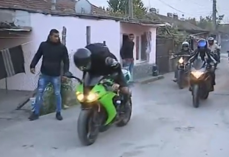 В Русе e страшно! Мотористи и мъже с джипове нахлуха в ромския квартал, искат мъст за Виктория (ВИДЕО)
