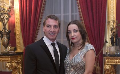 Брендън Роджърс няма отбор, но има млада годеница