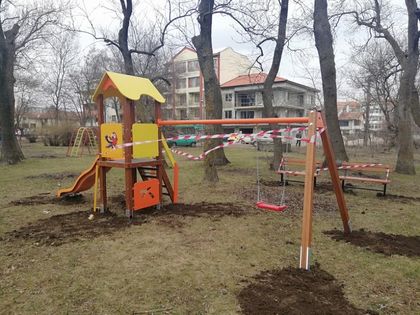 Добрич: В Градския парк в Каварна беше монтирана детска площадка за игра