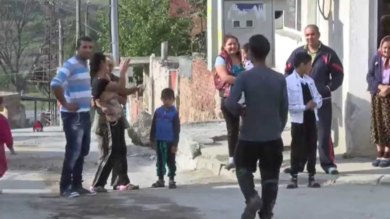 ДОКОГА? Брутално меле в Харманли, побеснял ром налага полицай, жандармерия нахлу в махалата!