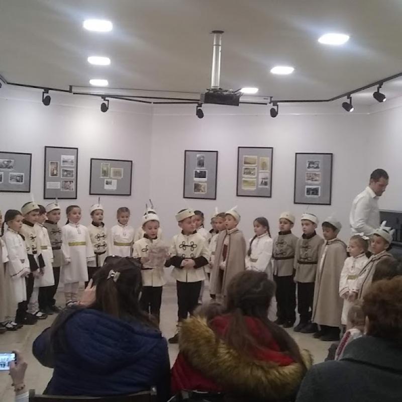Стара Загора: Деца от ДГ „Здравец” в Казанлък почетоха подвига на героите отдали живота си за Освобождението на България от османско робство