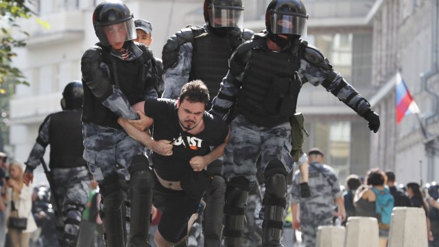 Близо 300 арестувани в Москва за участие в протест!