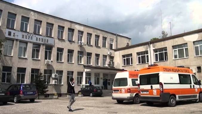 Жители на Карлово протестират в защита на АГ-отделението в местната болница