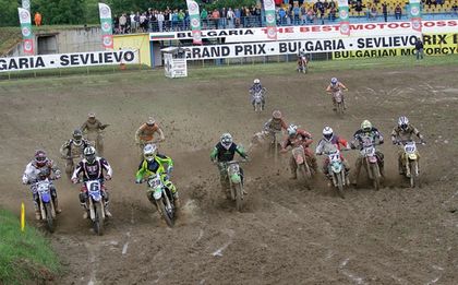 Квалификацията в Севлиево мина под диктовката на дъжда