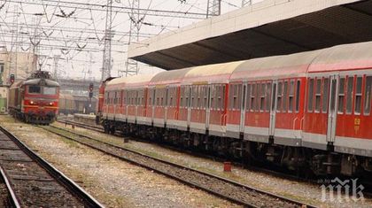Локомотив натресе пътнически вагони в София