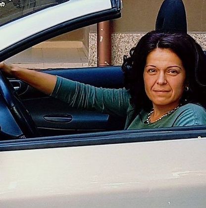 Прегазилата полицай Катя Лерца се снима зад волана