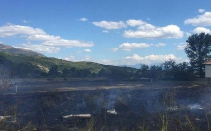 Стадион край Кюстендил пламна в пламъци