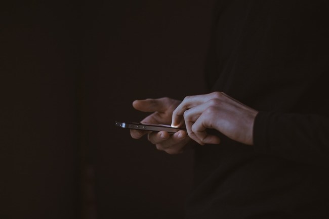 Мъжете надничат в смартфоните на половинките си, докато те спят