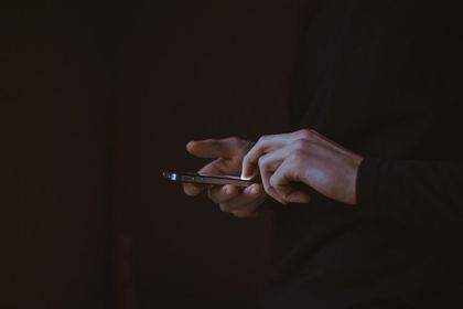 Мъжете надничат в смартфоните на половинките си, докато те спят