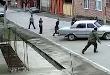 Уникално ВИДЕО запечата как съвсем малко момче краде и подкарва кола, за да се хареса на момиче