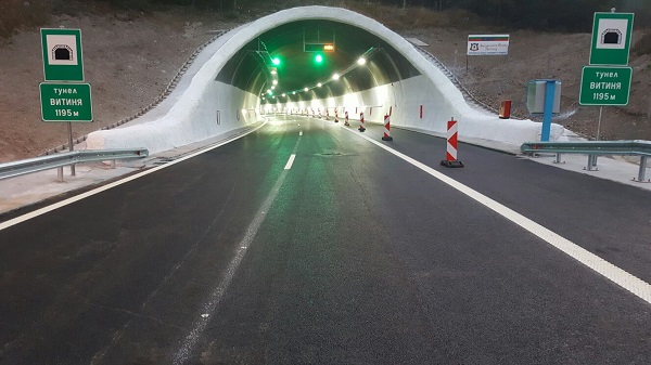 АПИ: Временно движението по АМ „Хемус“ през тунел „Витиня“ в посока Варна се осъществява в две ленти, а в посока София в една лента с цел облекчаване на интензивния трафик