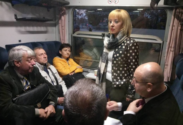 В ранни зори Мая Манолова хвана влака за Варна и направи вътре истинска приемна (СНИМКИ)