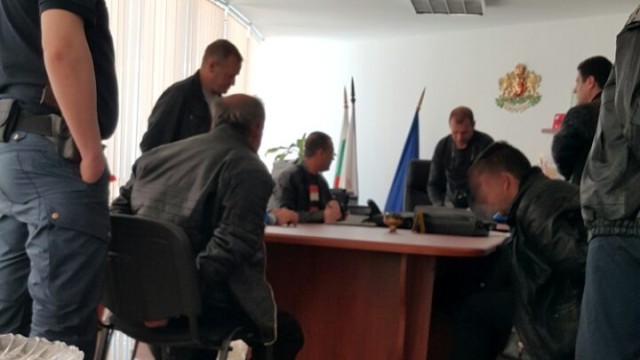 Белезници за двама, пробвали да бутнат рушвет на кмет