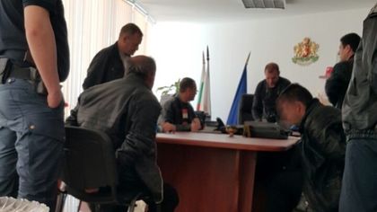 Белезници за двама, пробвали да бутнат рушвет на кмет
